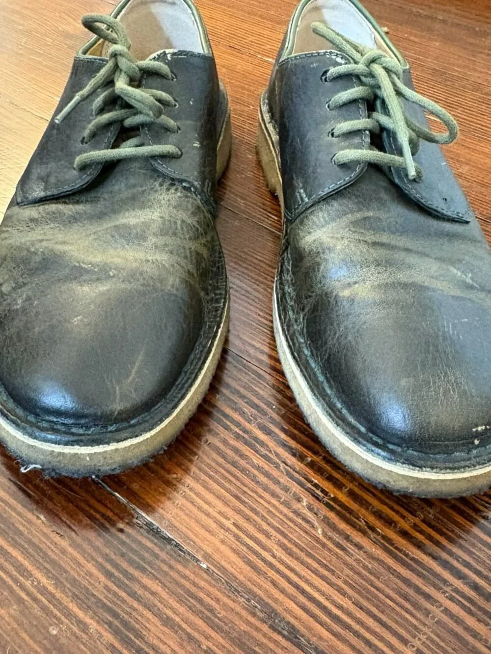 Clarks Originals Distressed Green Leather Derby Shoes — Men's US 8